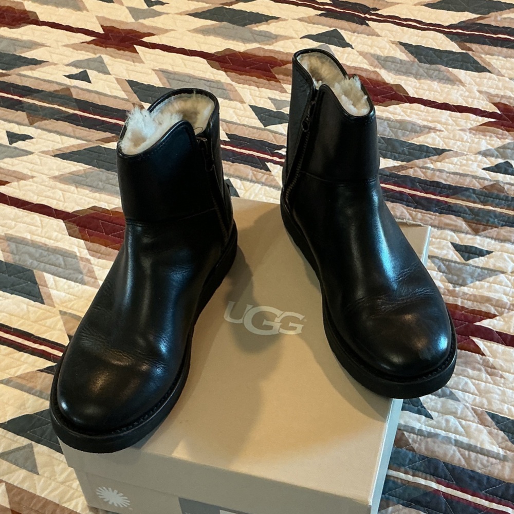 UGG Ladies Leather Ankle Boots, like new, size 8